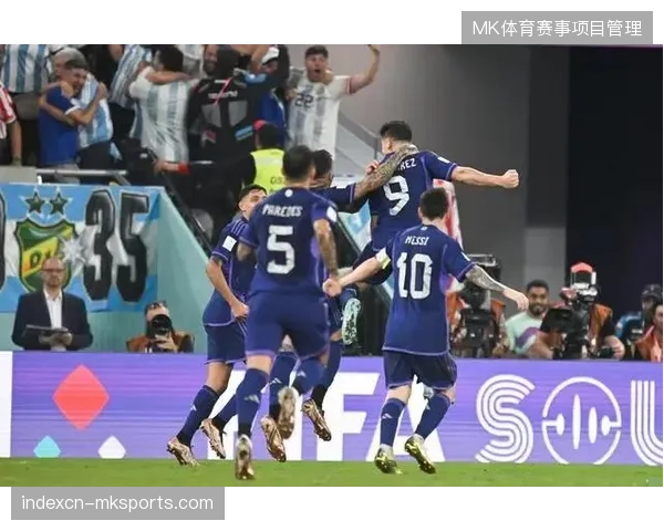 东道主美国队在世界杯热身赛中上演逆转,德斯特的早期进球为球队最终险胜非洲劲旅奠定基础 东道主美国队在世界杯热身赛中上演逆转,德斯特的早期进球为球队最终险胜非洲劲旅奠定基础